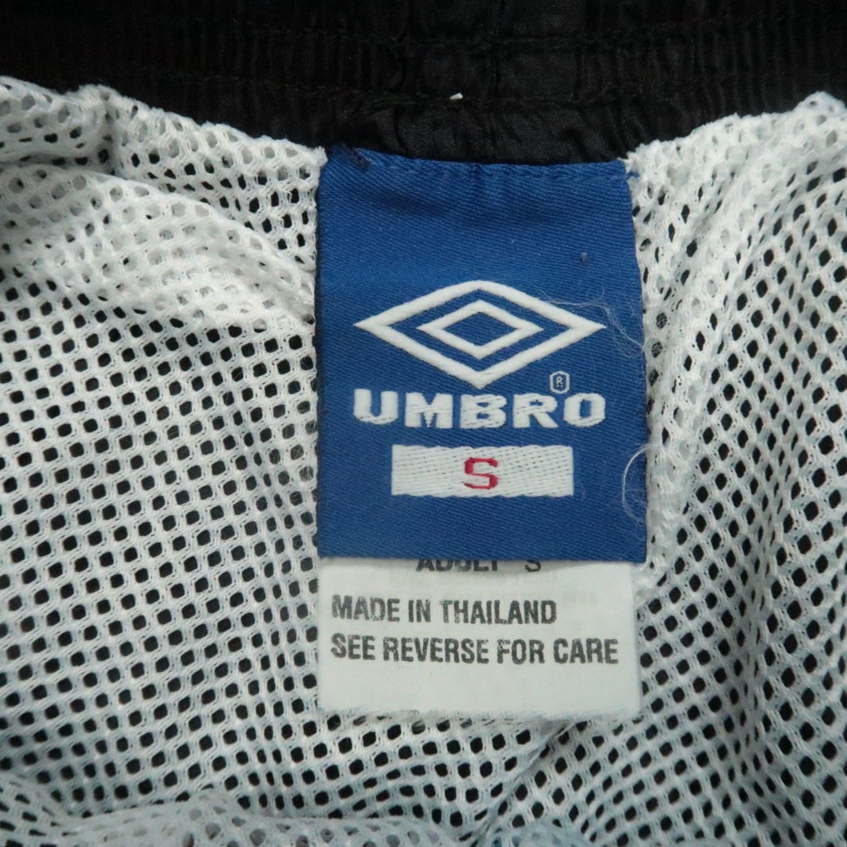 Umbro VINTAGE Umbro Shorts Mens Adult Small Black Nylon Athletic Casual Soccer Pockets Size US 29 - 2 Thumbnail