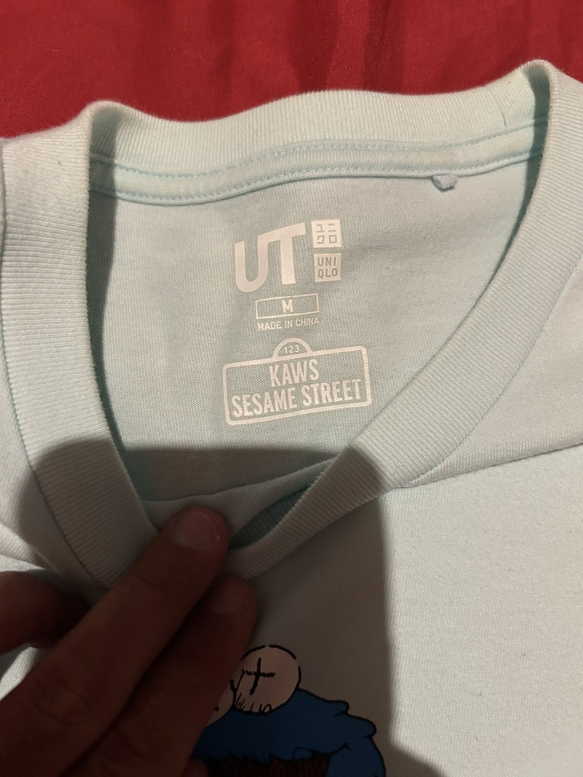 Kaws × Uniqlo Kaws Sesame street Size US M / EU 48-50 / 2 - 2 Thumbnail