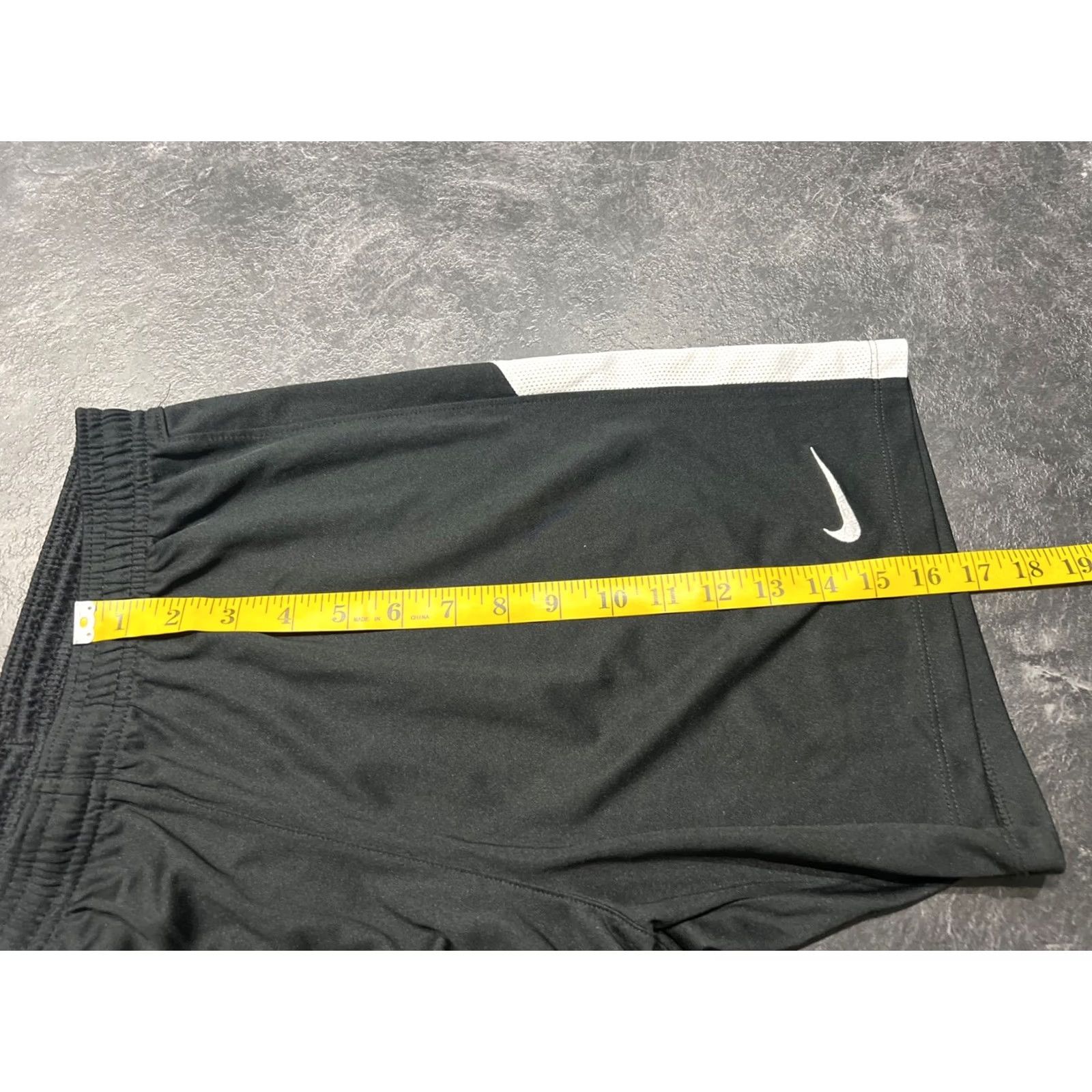 Nike Nike M Shorts Athletic Drawstring Men polyester Black Neon Green Pockets Logo Size US 31 - 5 Thumbnail