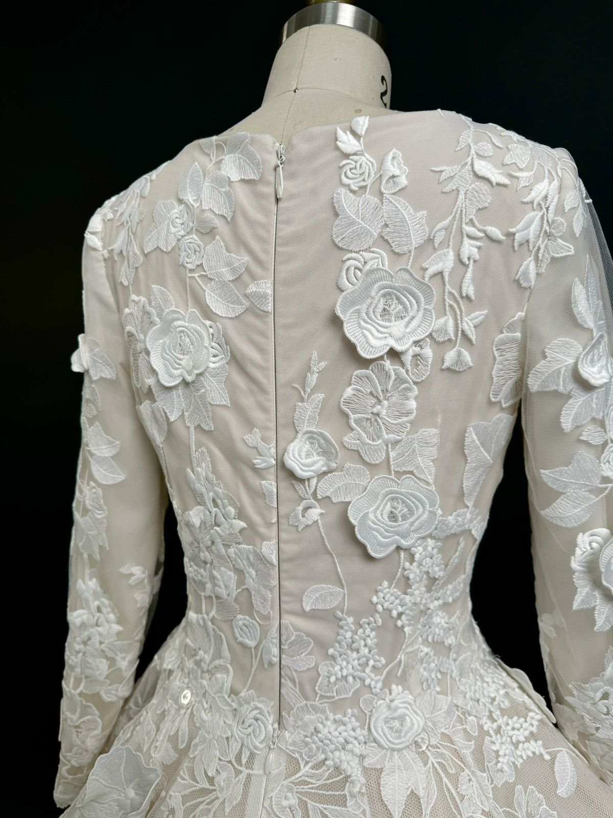 Other Preloved US 4 Anna Augusta 3D Embroidery Lace Wedding Dress Size S / US 4 / IT 40 - 9 Thumbnail
