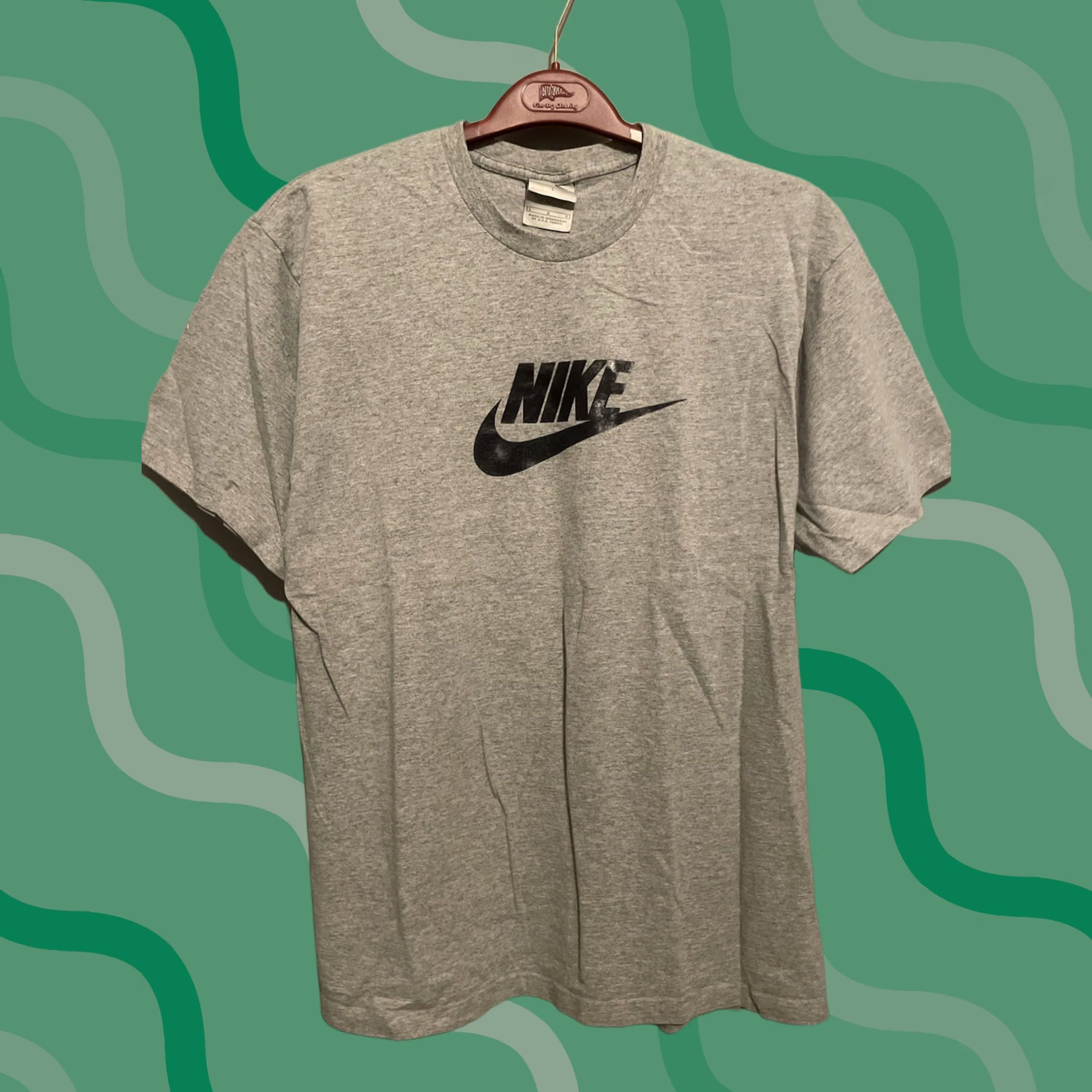 Nike VINTAGE Nike Shirt Mens Large Gray Short Sleeve Swoosh Logo 90s Retro Y2K A213 Size US L / EU 52-54 / 3 - 1 Thumbnail