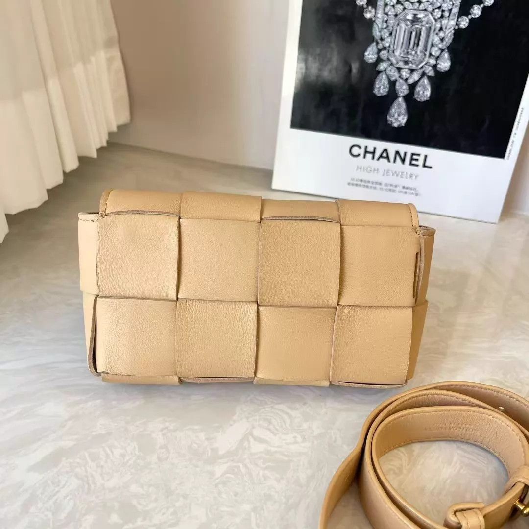 Bottega Veneta BVCassette Waist Bag Lambskin 18x10 Small Like New Size ONE SIZE - 6 Thumbnail