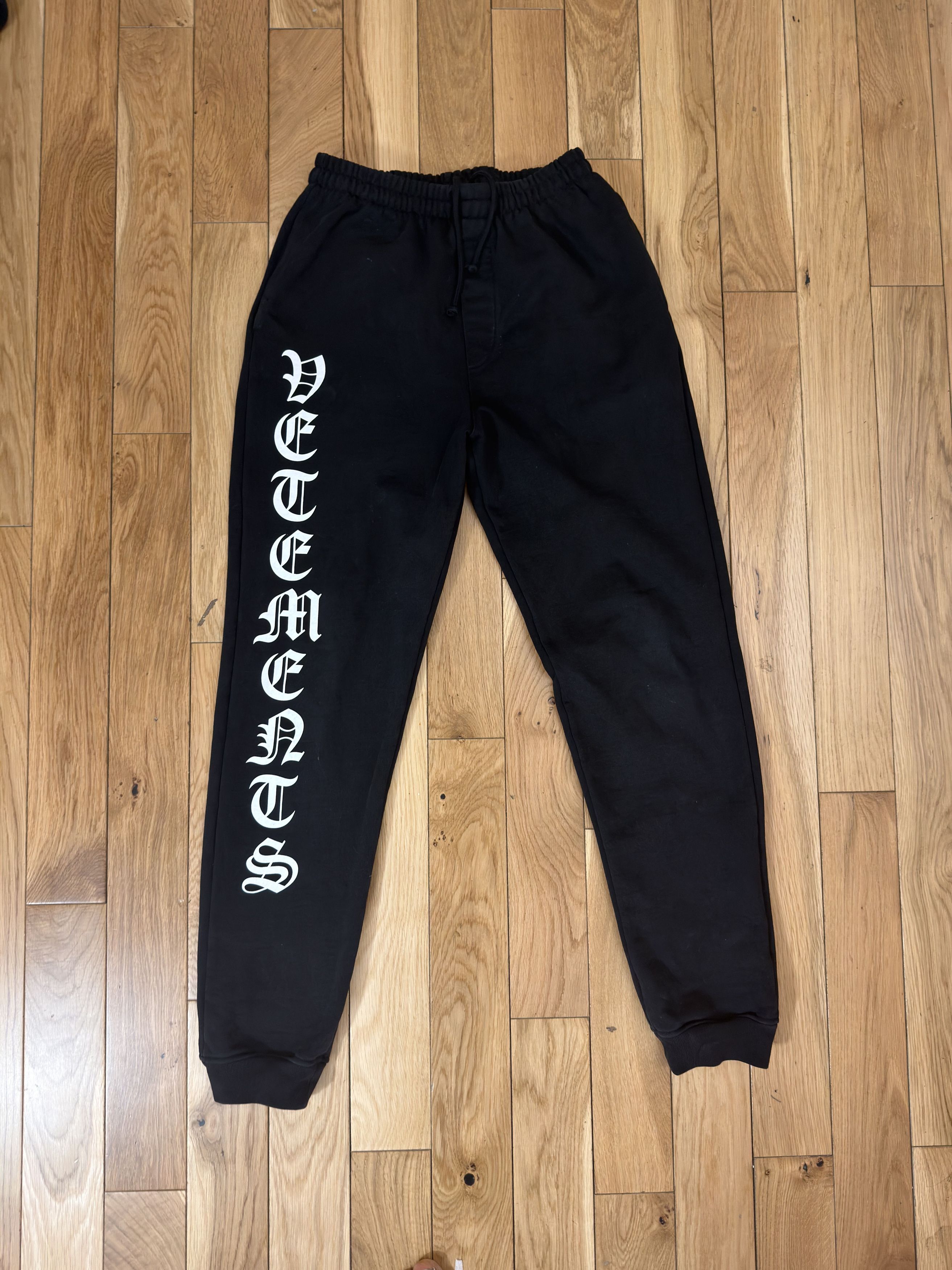 Vetements AW19 Vetements Black Spellout Sweatpants | Grailed