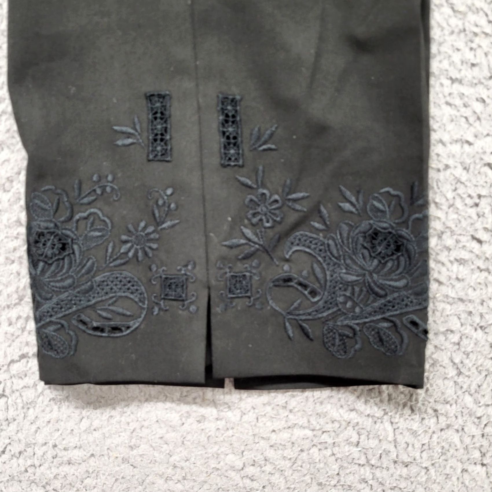 Robert Rodriguez Robert Rodriguez Capris Womens Size 0 Pants Trouser Black Lace Split Legs Preppy Capris Women's Pants Tapered Leg Black Lace Split Front Flat Front Size 25" / US 0 / IT 36 - 5 Thumbnail
