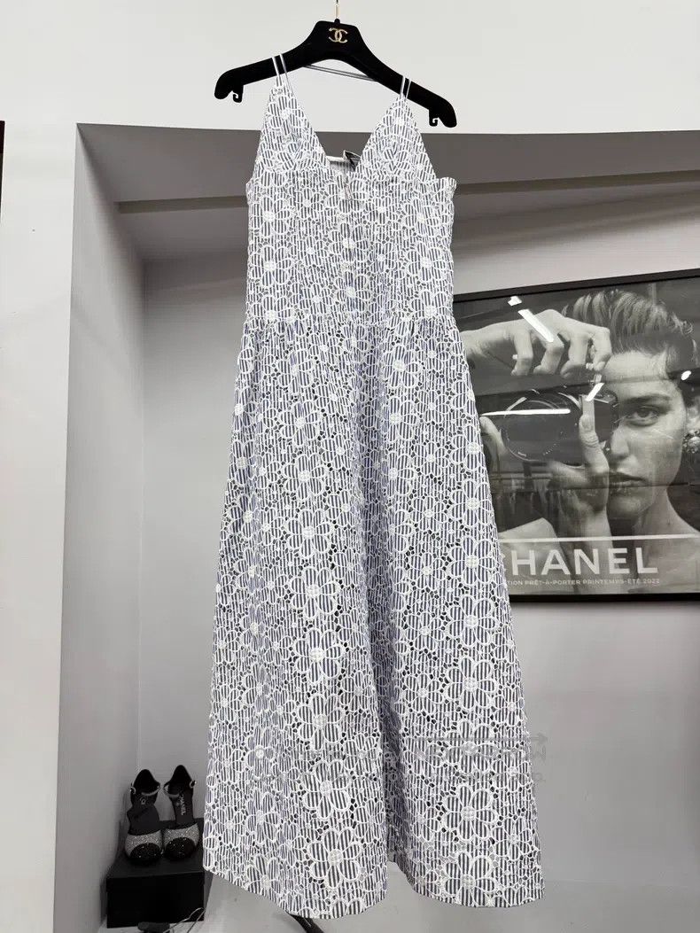 Chanel Chanel 25C Early Spring Holiday Embroidered Flower Strap D Size XS / US 0-2 / IT 36-38 - 1 Thumbnail