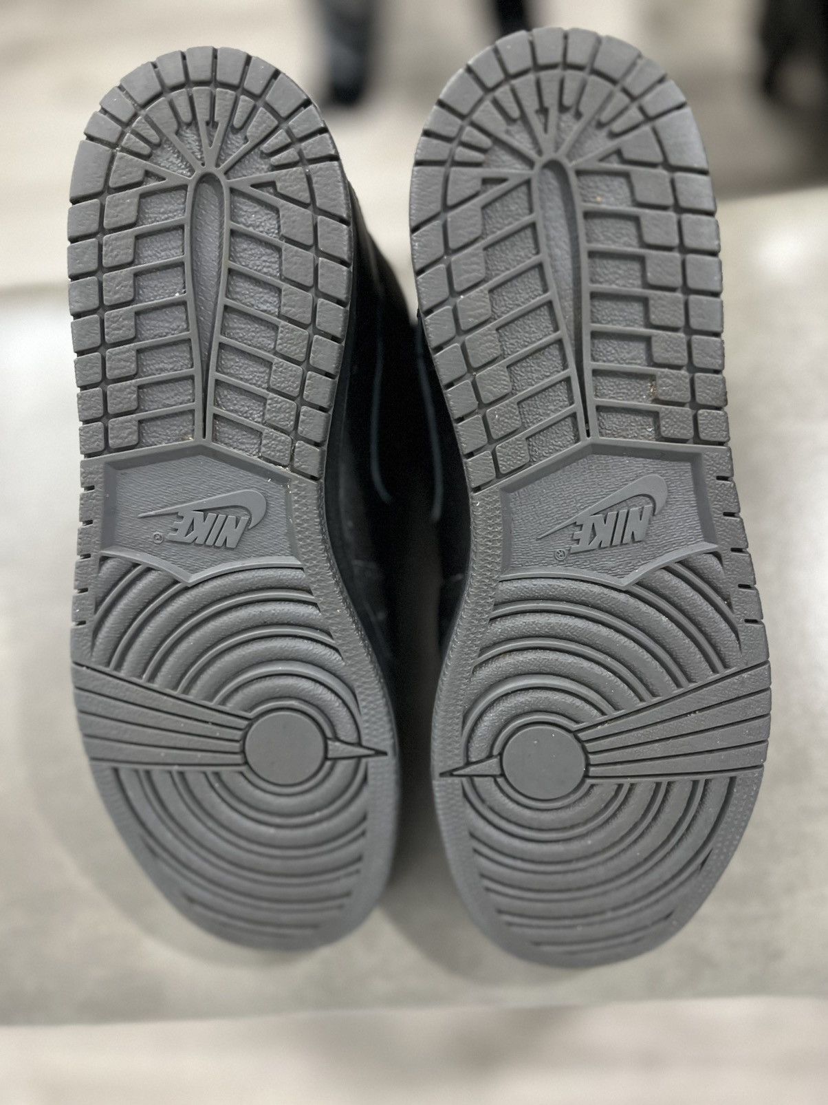 Jordan Brand × Nike Air Jordan 1 Mid Triple Black 6.5Y Size US 6.5 / EU 39-40 - 4 Thumbnail