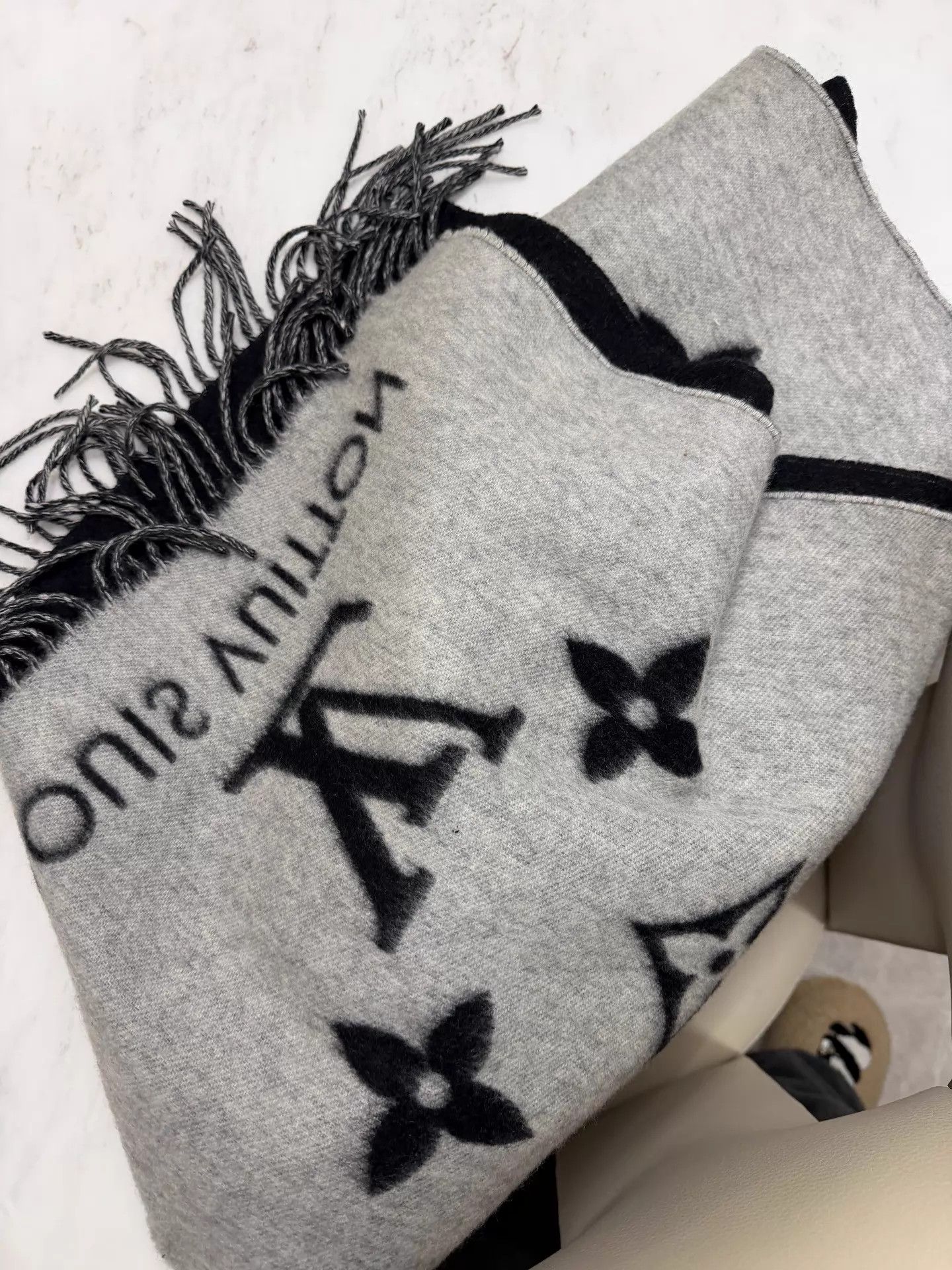 Louis Vuitton Louis Vuitton Monogram Wool Scarf Size ONE SIZE - 4 Thumbnail