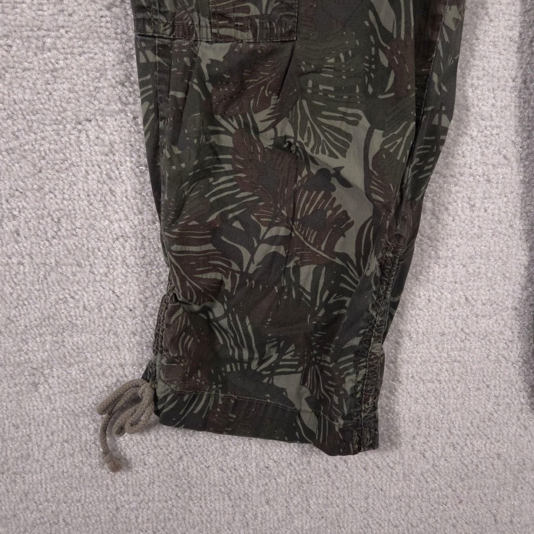 Vintage No Boundaries Cargo Capri Pants Womens 11 Darkest Olive Camo Drawstring Stretch Capris Size 32" / US 10 / IT 46 - 5 Thumbnail
