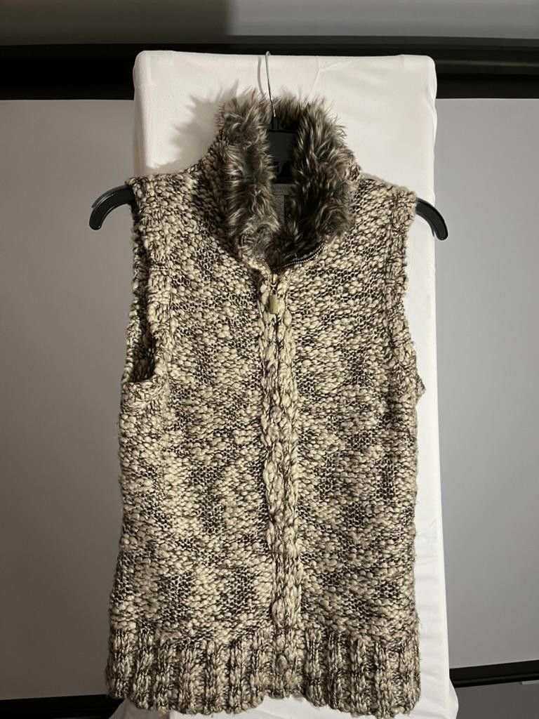 Charter Club Charter Club Petite Knit Vest with Faux Fur Collar Size S / US 4 / IT 40 - 1 Thumbnail