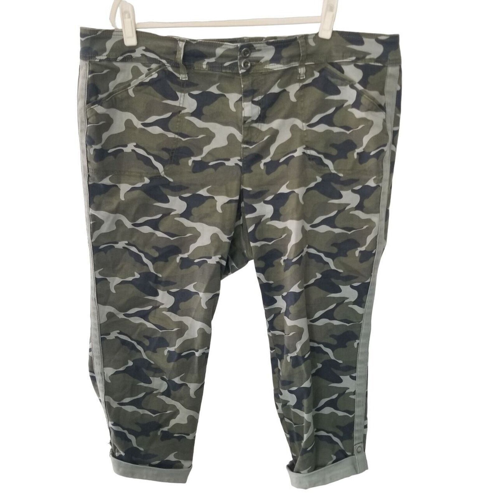 Torrid Torrid Womens Cropped Camo Pants Sz 24 Army Military Stretch Size 42" / US 20 - 3 Thumbnail