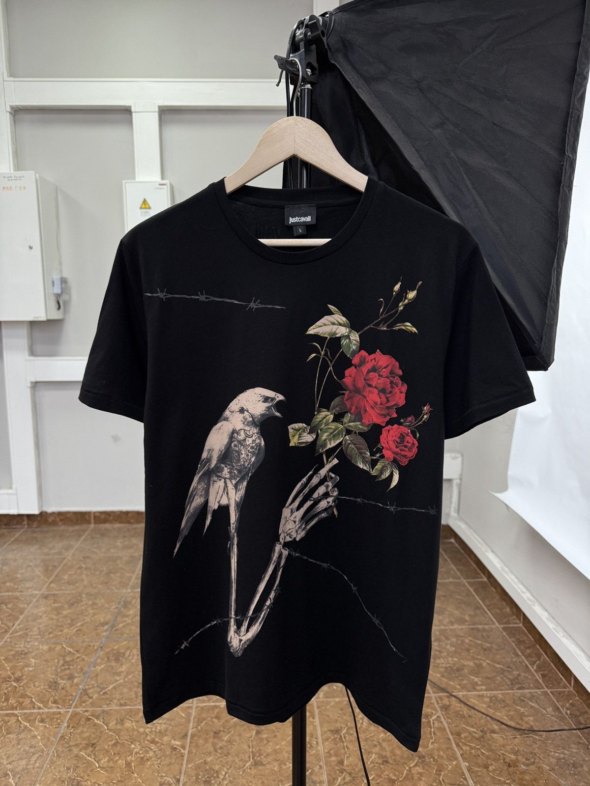 Just Cavalli × Roberto Cavalli Roberto Just Cavalli Falcon Skeleton Rose Skull T-Shirt Rare Size US L / EU 52-54 / 3 - 1 Thumbnail
