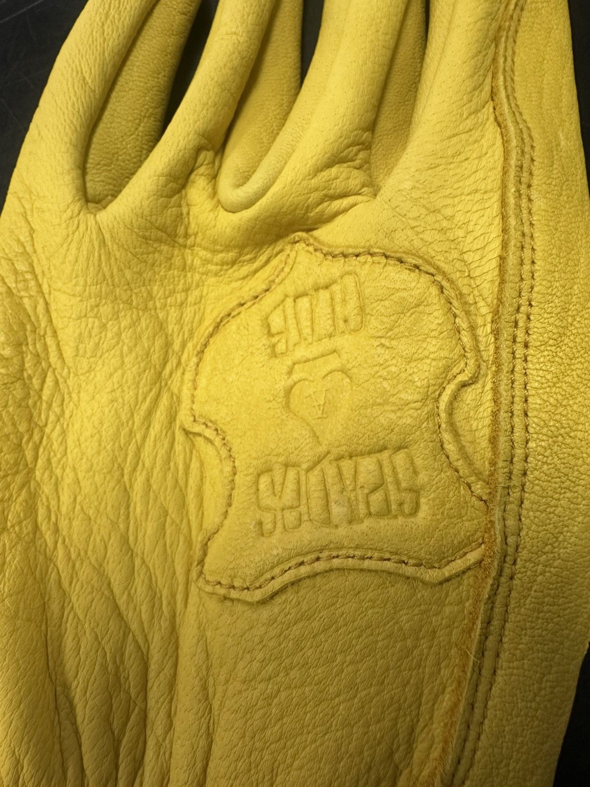 DENIM TEARS × Stussy DENIM TEARS X STUSSY LEATHER GLOVES S/M YELLOW Size ONE SIZE - 6 Thumbnail