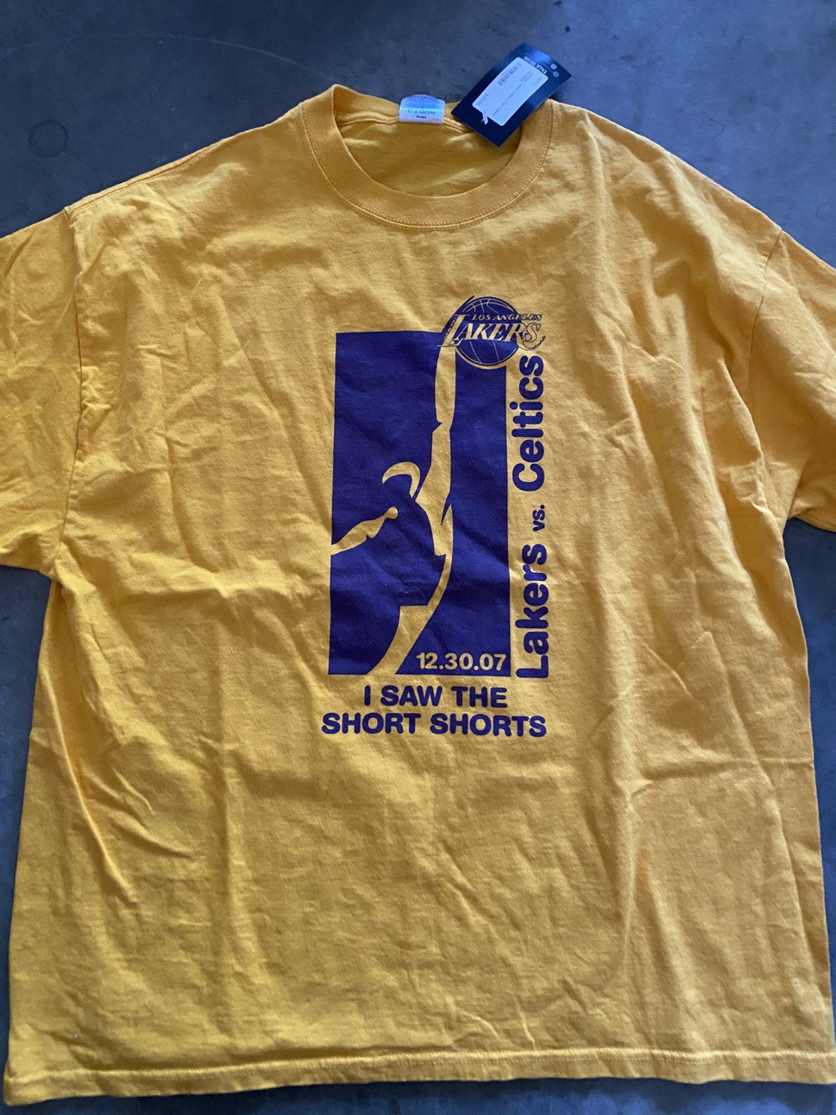 Vintage Vintage Los Angeles Lakers Gold Tee Size US XL / EU 56 / 4 - 1 Thumbnail