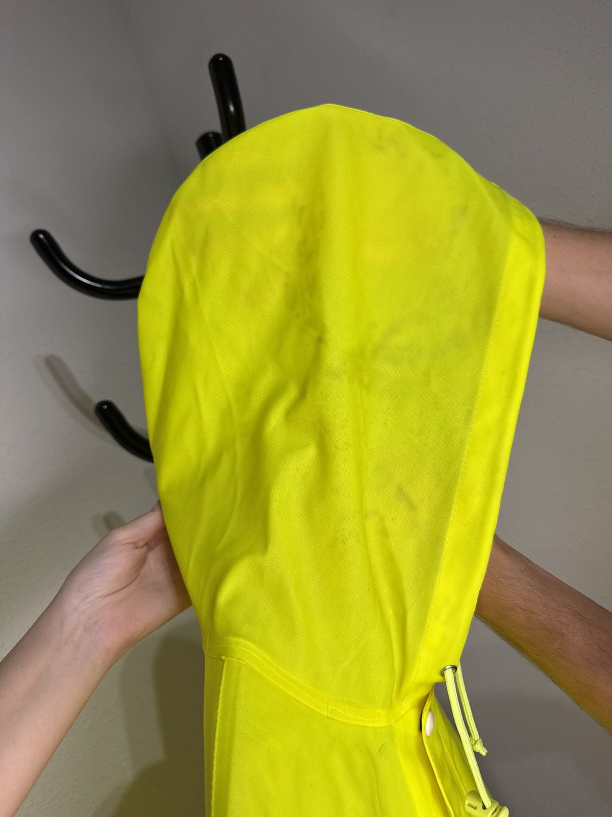 Vetements Vetements SS18 Logo Raincoat Size US M / EU 48-50 / 2 - 10 Thumbnail