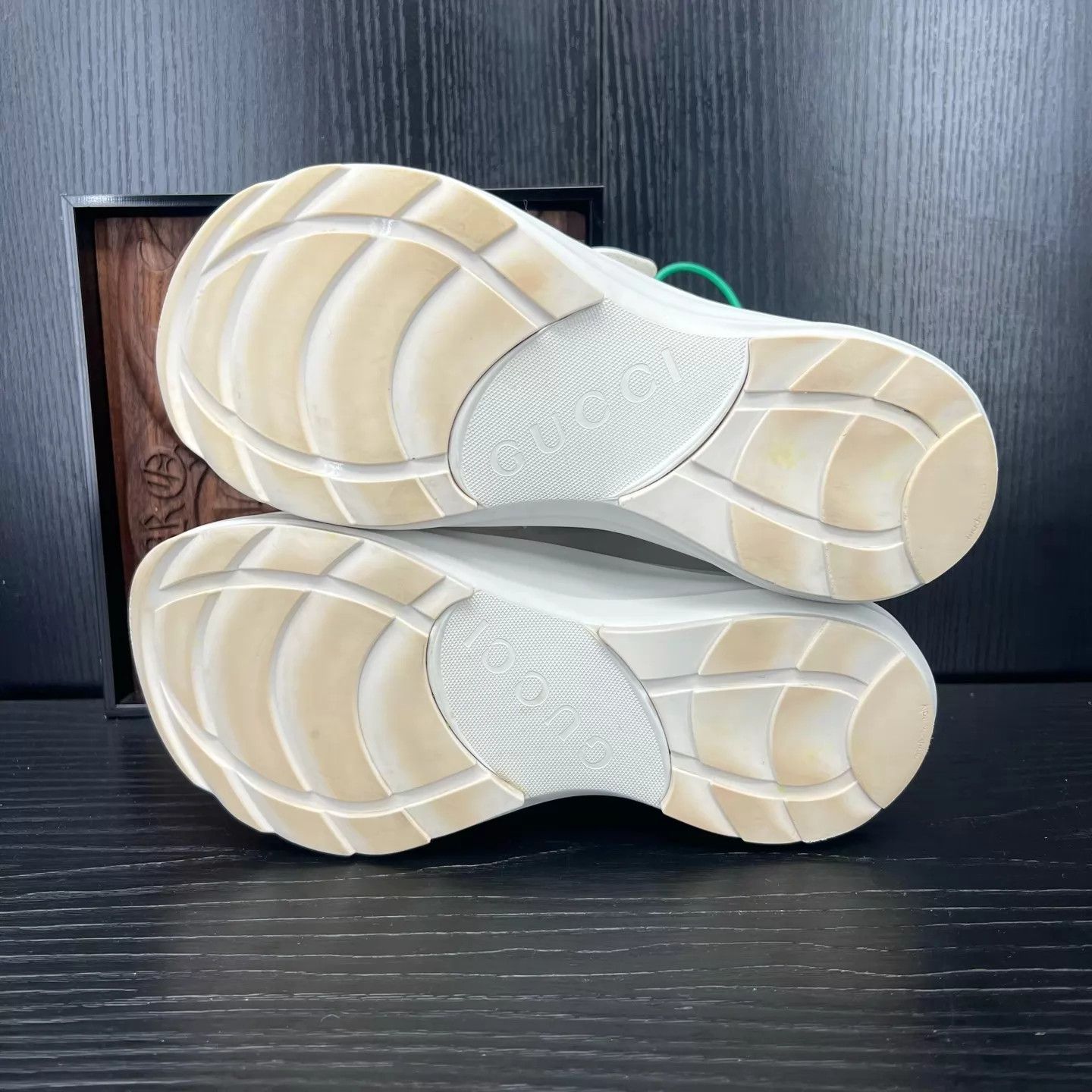 Gucci Gucci Wave White Velcro Strap Sneaker 35.5 Worn Size US 5 / IT 35 - 7 Thumbnail