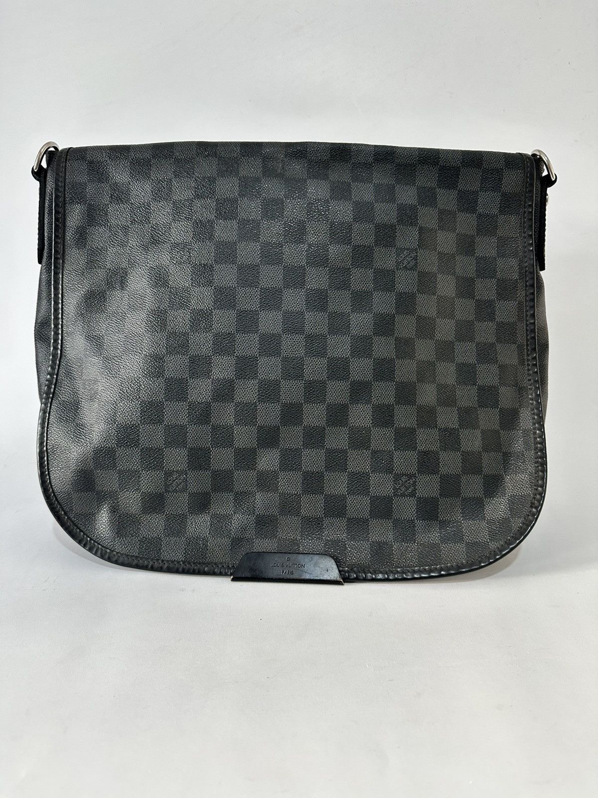 Louis Vuitton Louis Vuitton Damier Graphite Canvas Daniel MM Messenger Bag Size ONE SIZE - 1 Thumbnail