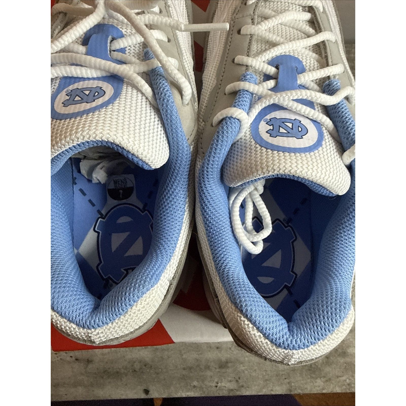 Nike Nike Air Max Verse North Carolina UNC White ValorBlue Size 7 Size US 7 / EU 40 - 8 Thumbnail