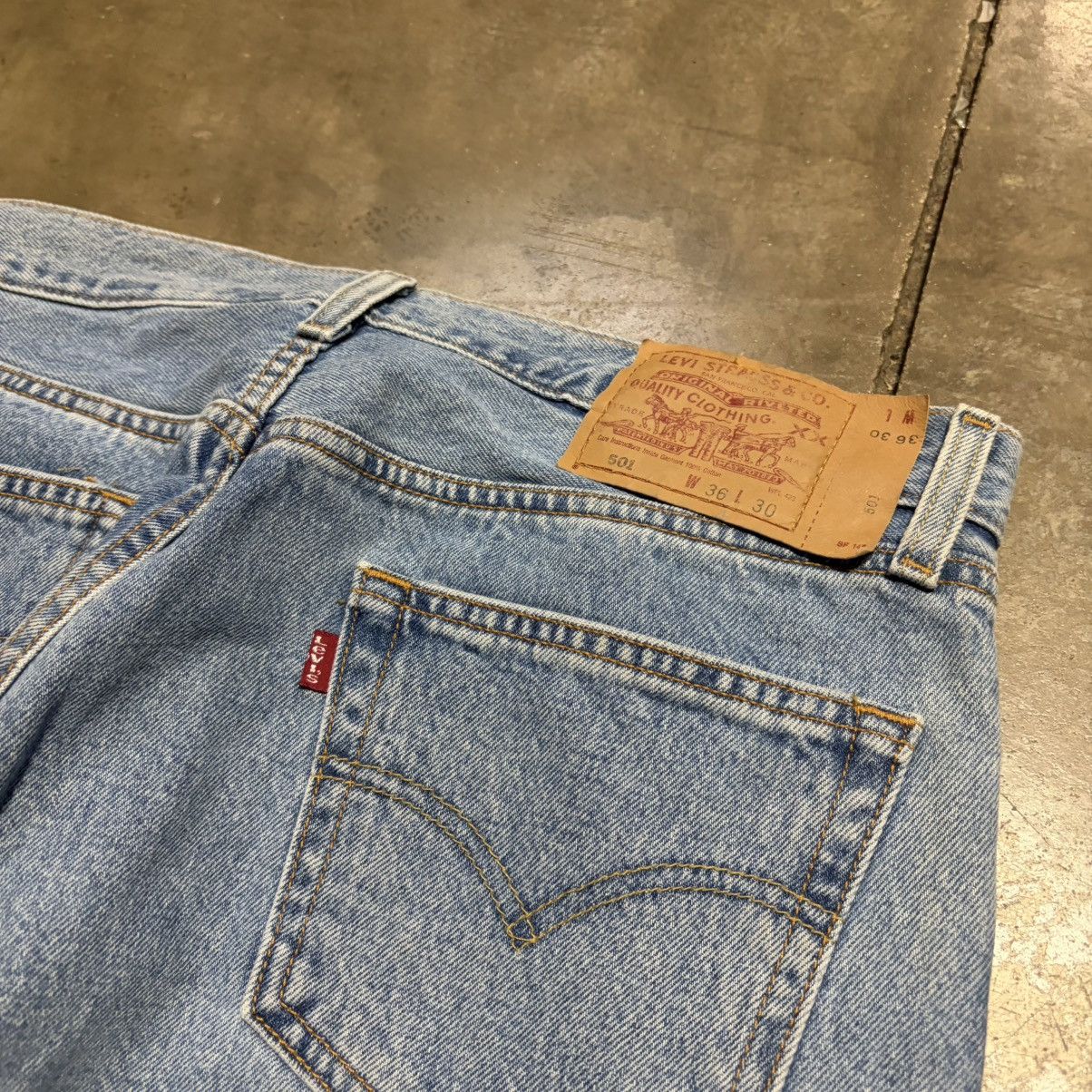 Levi's Vintage Levis 501 Denim Jeans Faded Washed Button Fly 90s Size US 34 / EU 50 - 13 Thumbnail