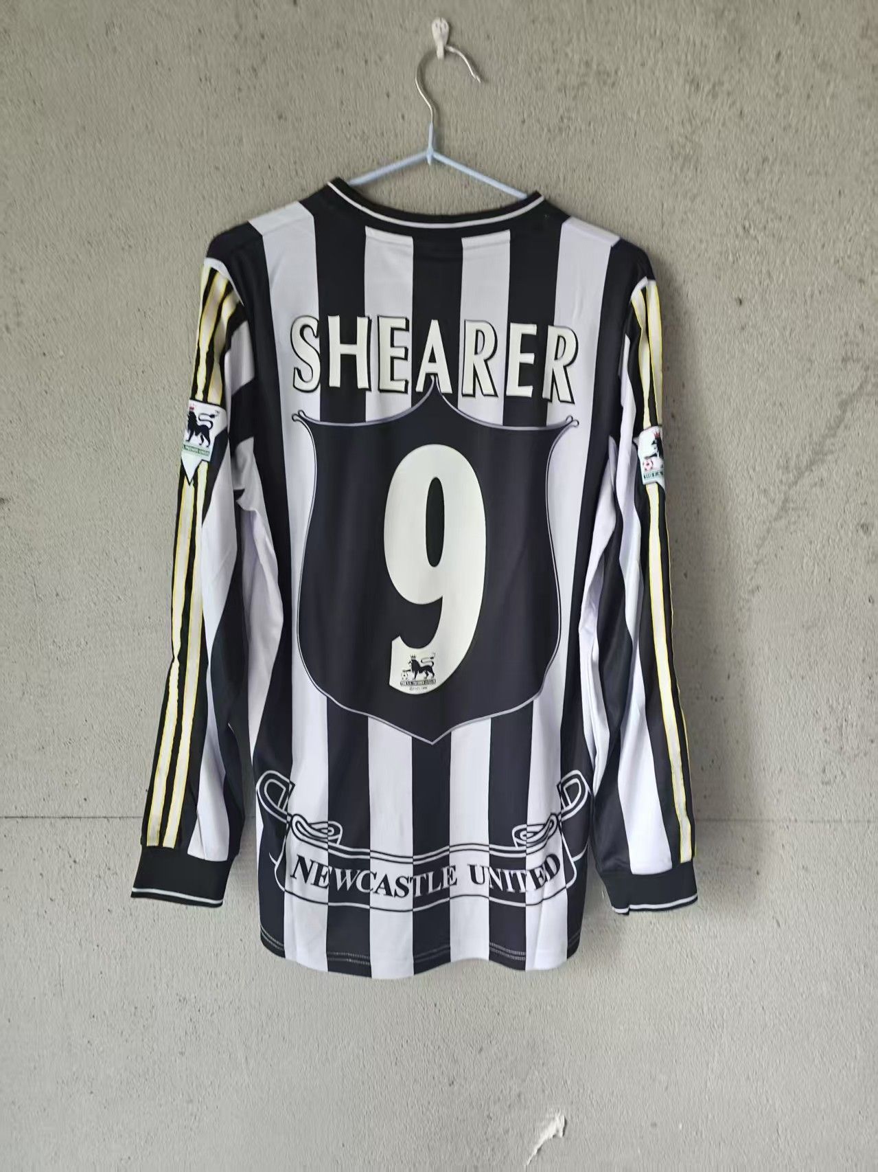 Other 1997 1999 Newcastle #9 Alan Shearer Jersey Size US S / EU 44-46 / 1 - 2 Thumbnail