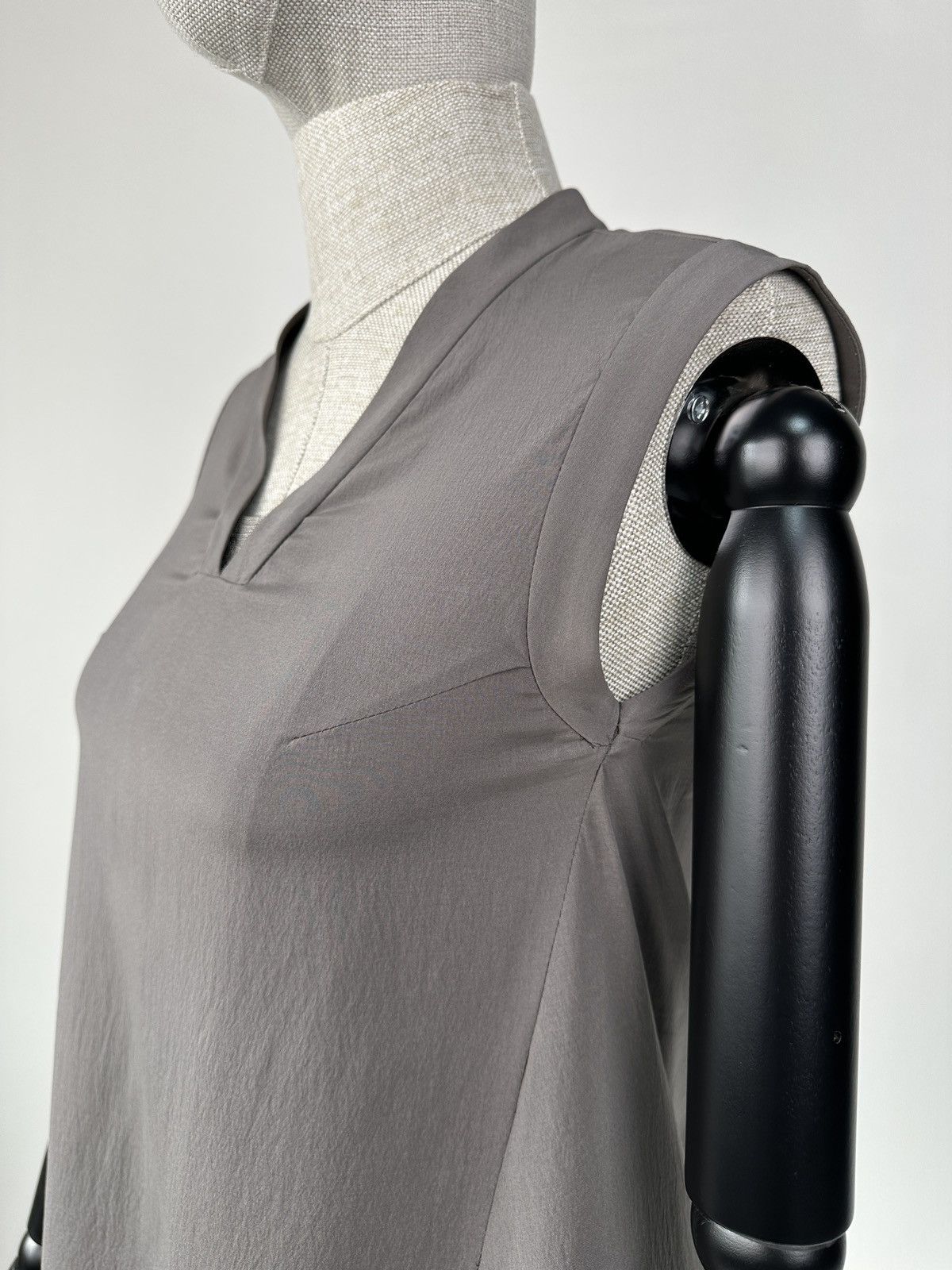 Brunello Cucinelli BRUNELLO CUCINELLI Silk Sleeveless Top V-Neck Blouse size XS Size XS / US 0-2 / IT 36-38 - 7 Thumbnail