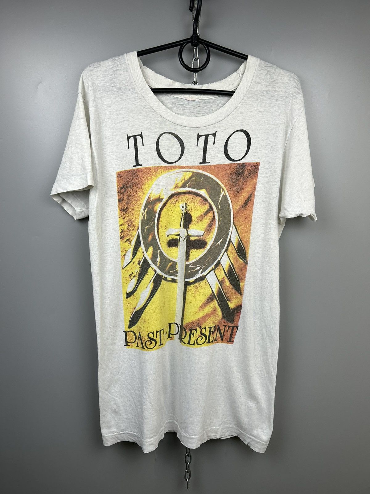 Band Tees × Vintage Vintage 90s TOTO Past Present Tour T shirt Size US L / EU 52-54 / 3 - 2 Thumbnail