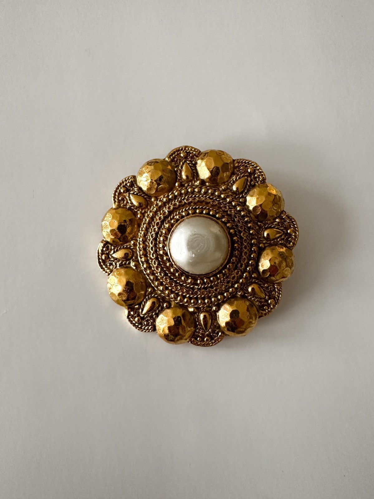 Chanel Rare Vintage CHANEL Floral Brooch – Gold Metal & Pearl Size ONE SIZE - 1 Thumbnail