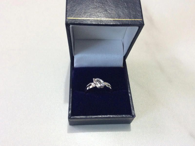Designer 9Ct white gold 2.3g ring size O Size ONE SIZE - 1 Thumbnail