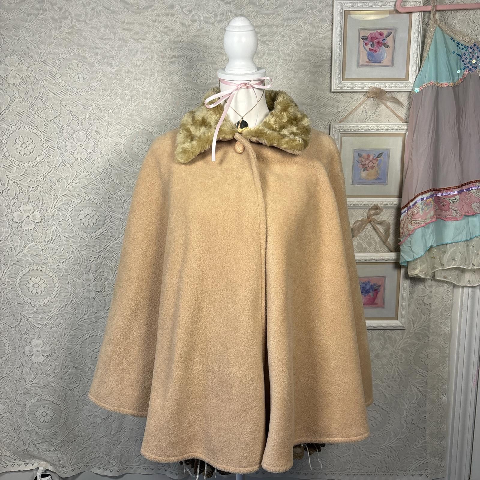 Other vintage fur trim cozy shaw cape Size ONE SIZE - 1 Thumbnail