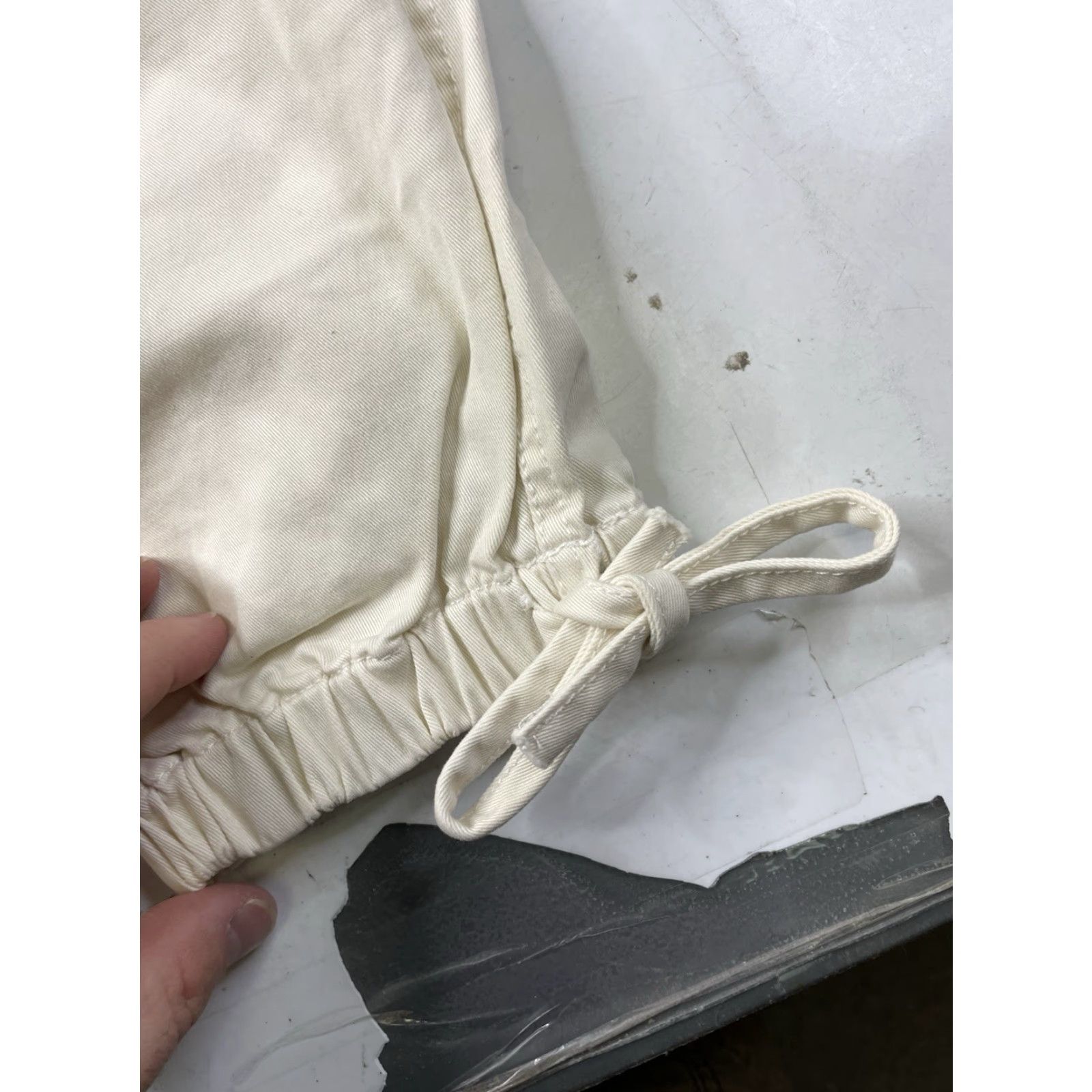 Alice + Olivia Alice + Olivia Shara Parachute Cargo Pant White Size 25 Size 42" / US 20 - 4 Thumbnail