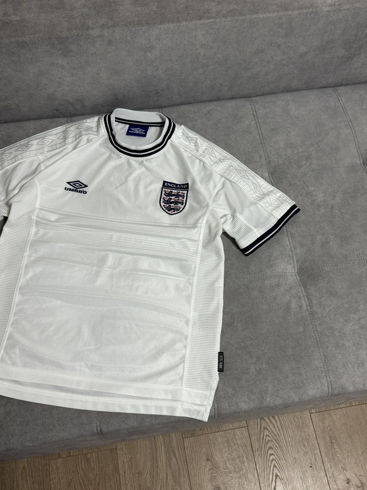 Umbro Vintage Umbro England 00/01 Y2K soccer jersey retro t-shirt Size US M / EU 48-50 / 2 - 4 Thumbnail