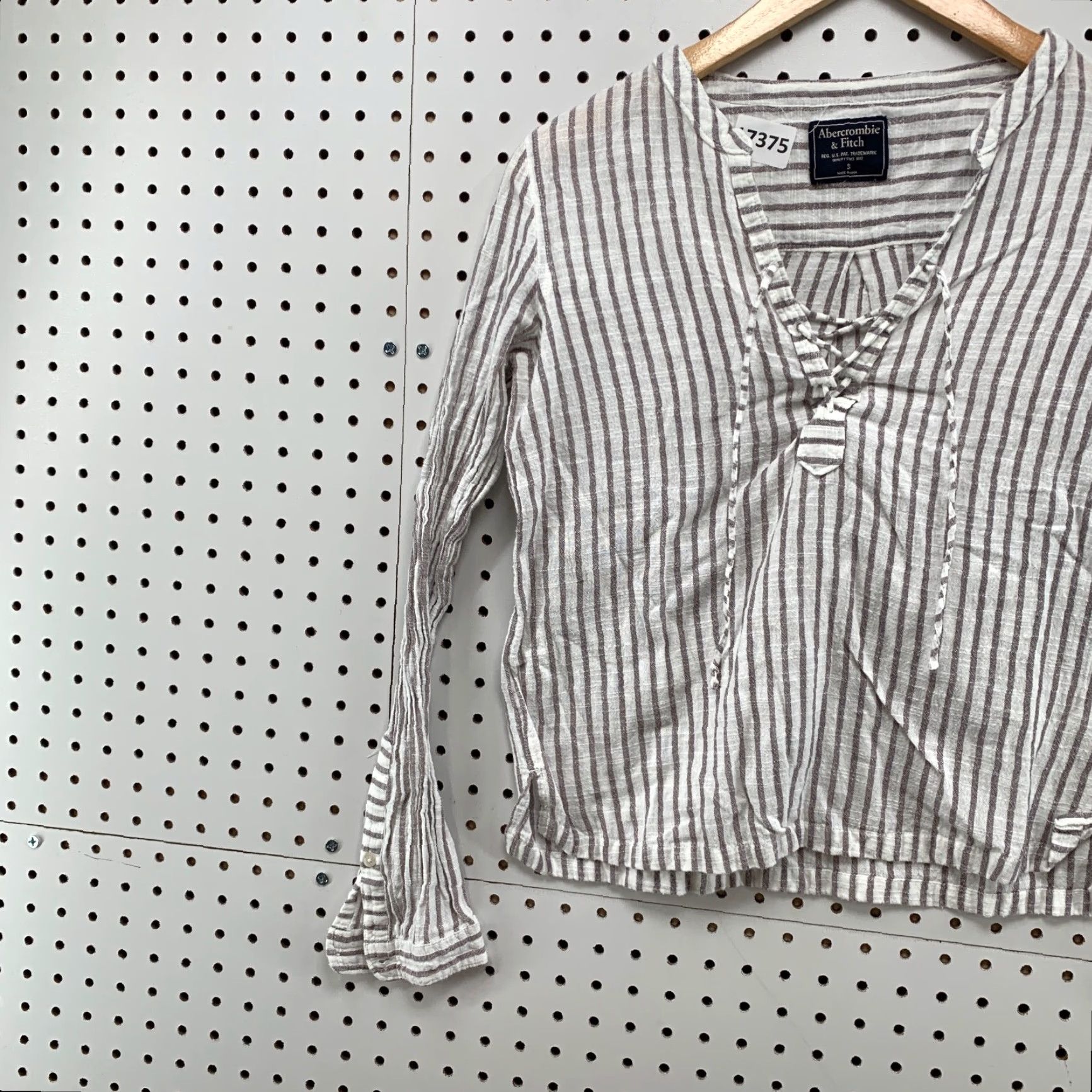 Abercrombie & Fitch VINTAGE Abercrombie & Fitch Linen Striped Top Women S White Gray 18x19.5 Blouse Shirt Size S / US 4 / IT 40 - 3 Thumbnail