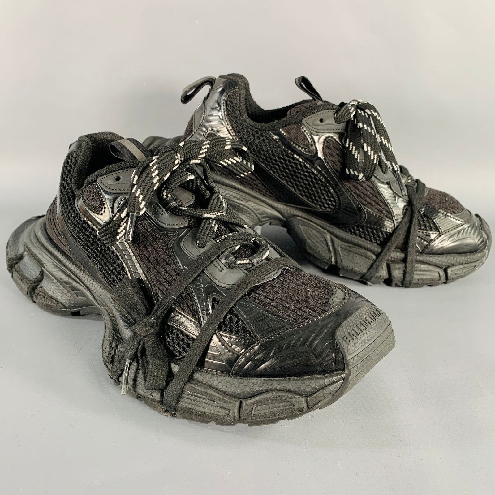 Size 8 3XL Black Mesh Polyurethane Low Top Sneakers