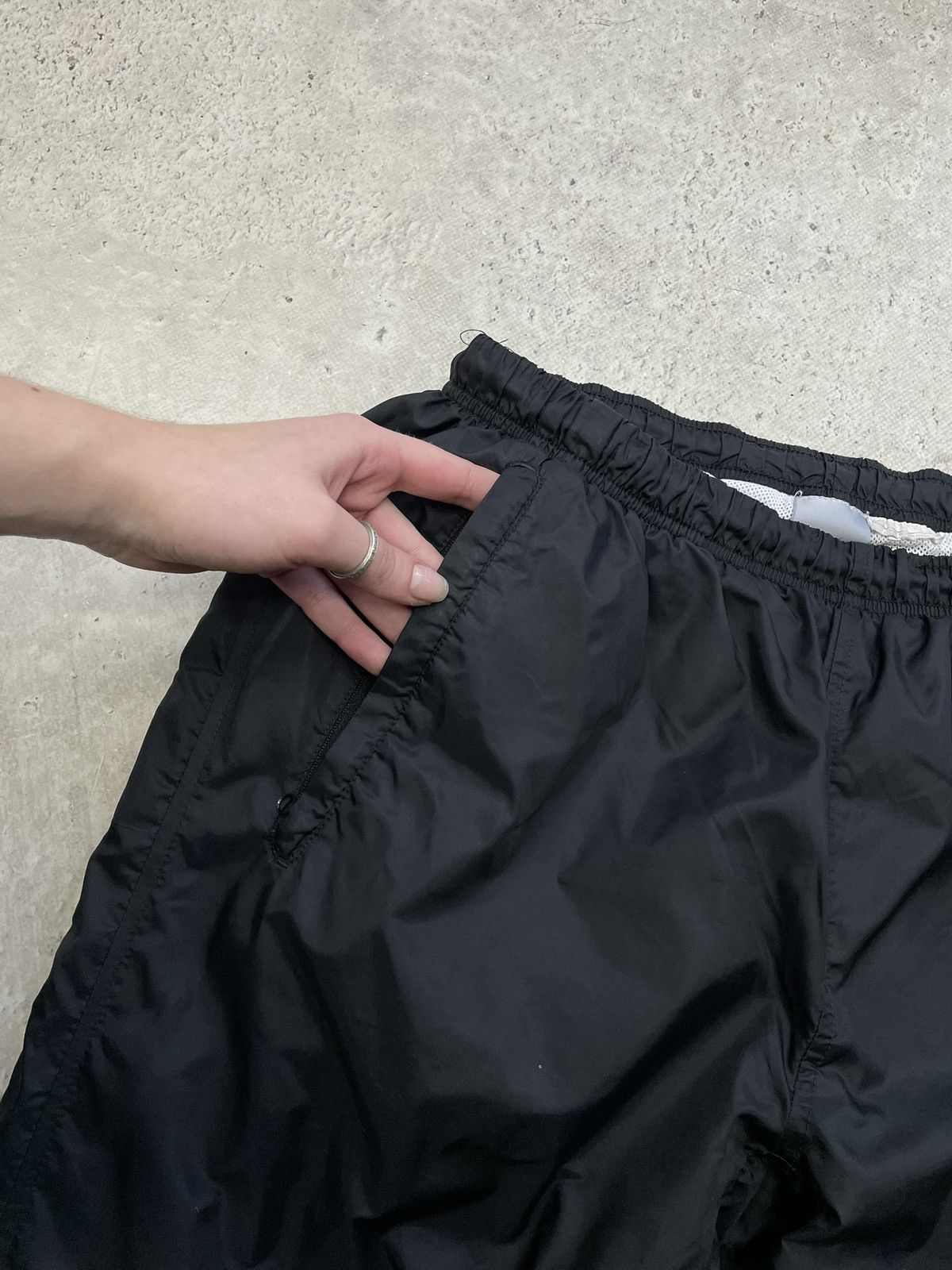Nike Nike drill nylon pants minimal logo sport streetwear style Size US 34 / EU 50 - 5 Thumbnail