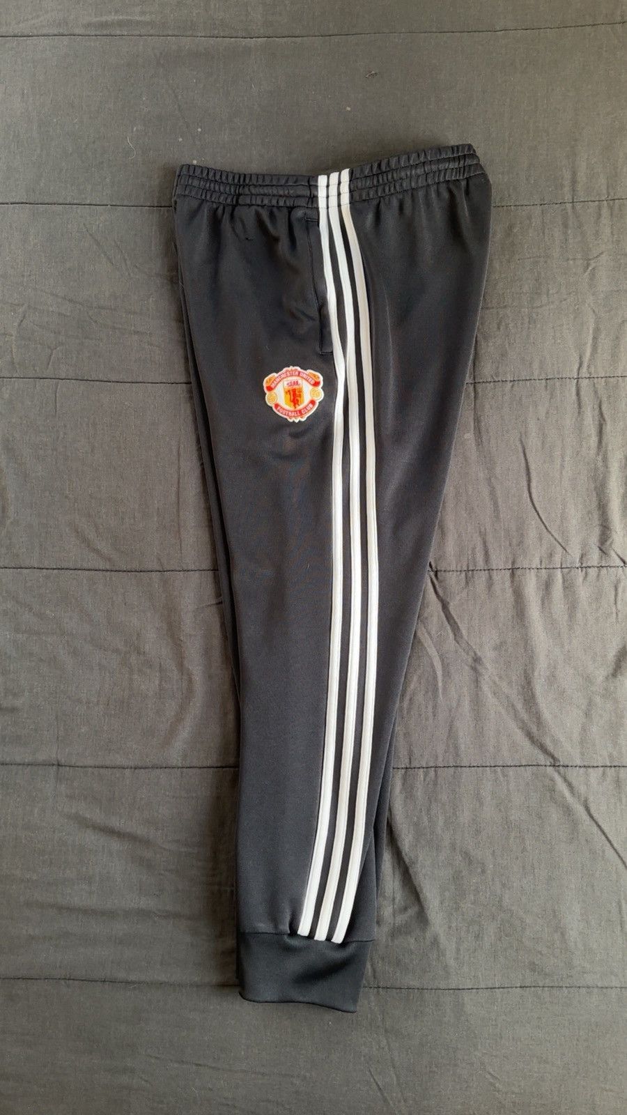 Adidas Adidas Manchester United Joggers Size US 34 / EU 50 - 1 Thumbnail