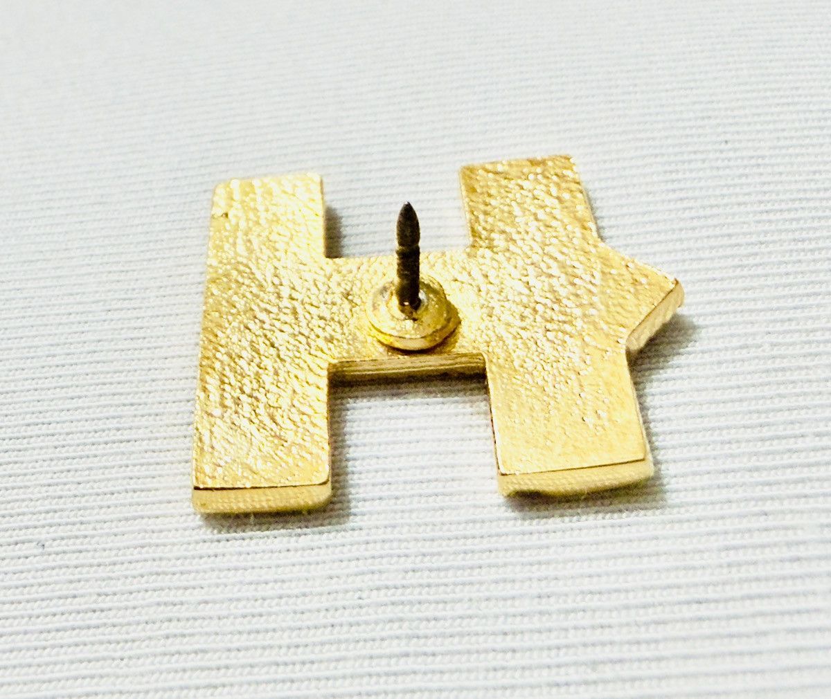 Other Gold Tone Initial Pin – “H” / “I” with Pavé Arrow – 0.875” Size ONE SIZE - 2 Thumbnail