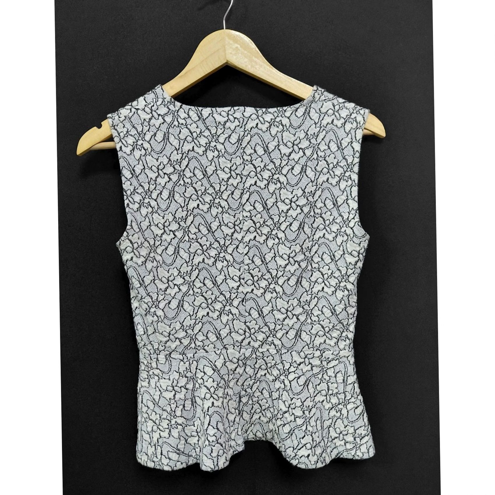 Bcbgmaxazria BCBGMAXAZRIA Sleeveless Peplum Top Black White Graphic Print XS Womens Blouse V-Neck Summer Spring Casual Business Size XS / US 0-2 / IT 36-38 - 2 Thumbnail