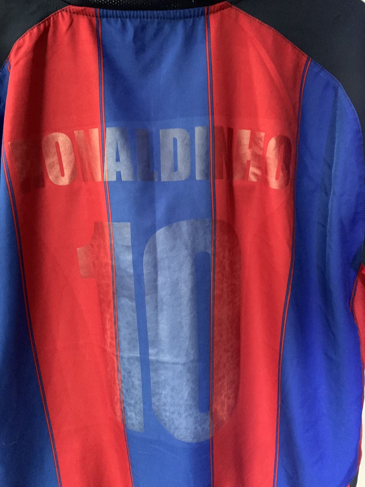 Nike Barcelona 2003-2004 Home Nike Vintage #10 Ronaldinho Size-XL Size US XL / EU 56 / 4 - 5 Thumbnail