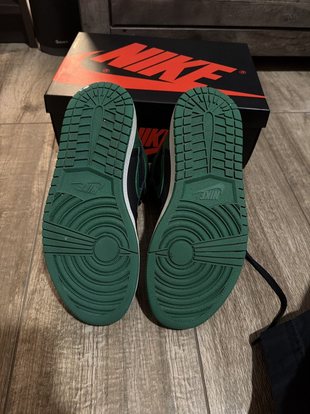 Nike Air Jordan 1 Pine Green 2.0 Size US 8 / EU 41 - 2 Thumbnail