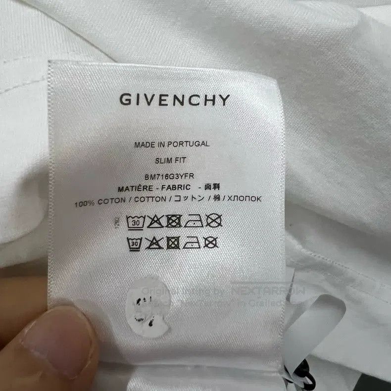 Givenchy Givenchy White Pattern Printed Short Sleeve (Size L) Size US L / EU 52-54 / 3 - 4 Thumbnail