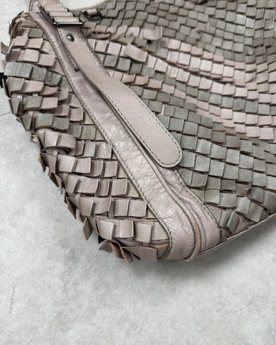 Burberry Burberry Grey Leather Textured Handle Bag Size ONE SIZE - 7 Thumbnail