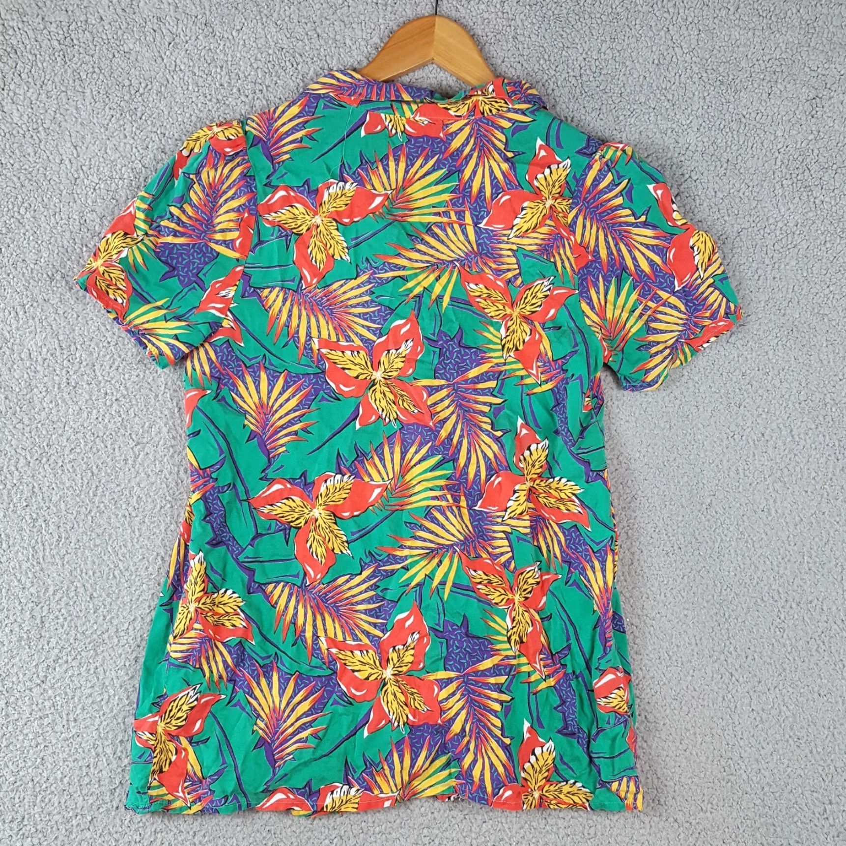 Vintage Vintage Women's Hawaiian Rayon Floral Button-Up Shirt Size 10 Tropical Beach Summer 90s Y2K Size L / US 10 / IT 46 - 7 Thumbnail
