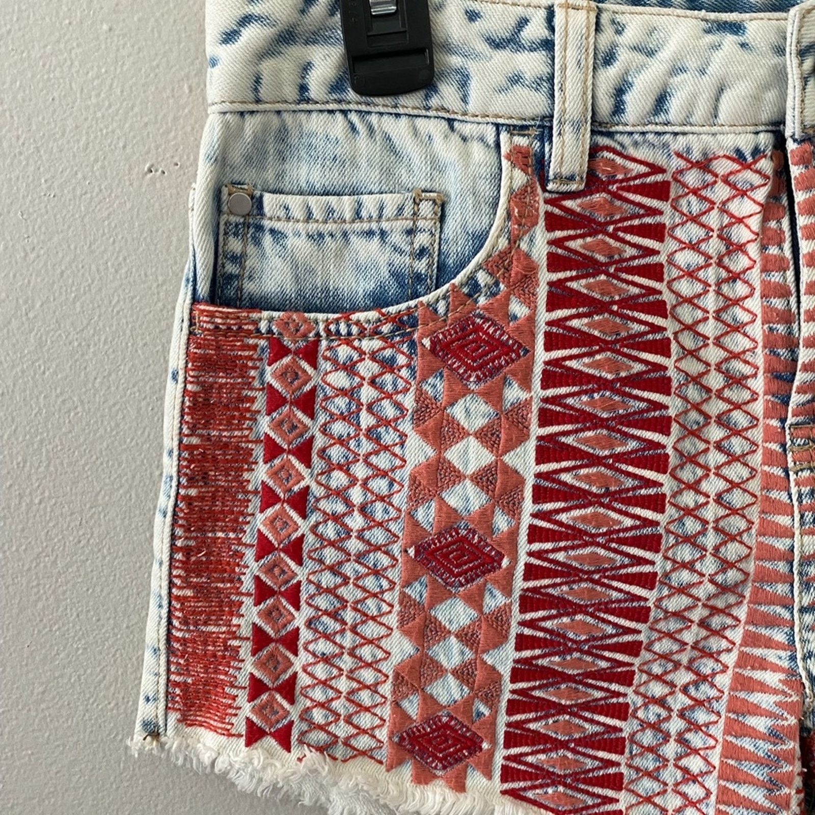 Other Design Lab Stonewashed Embroidered Jean Shorts Size 26" / US 2 / IT 38 - 7 Thumbnail