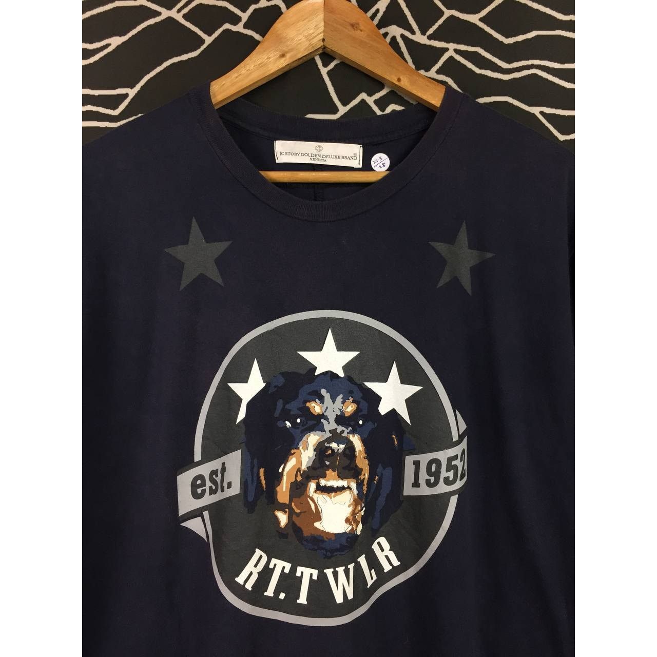 Vintage IC Story Golden Deluxe Brand Venezia Rottweiler Graphic Tee Size US L / EU 52-54 / 3 - 3 Thumbnail