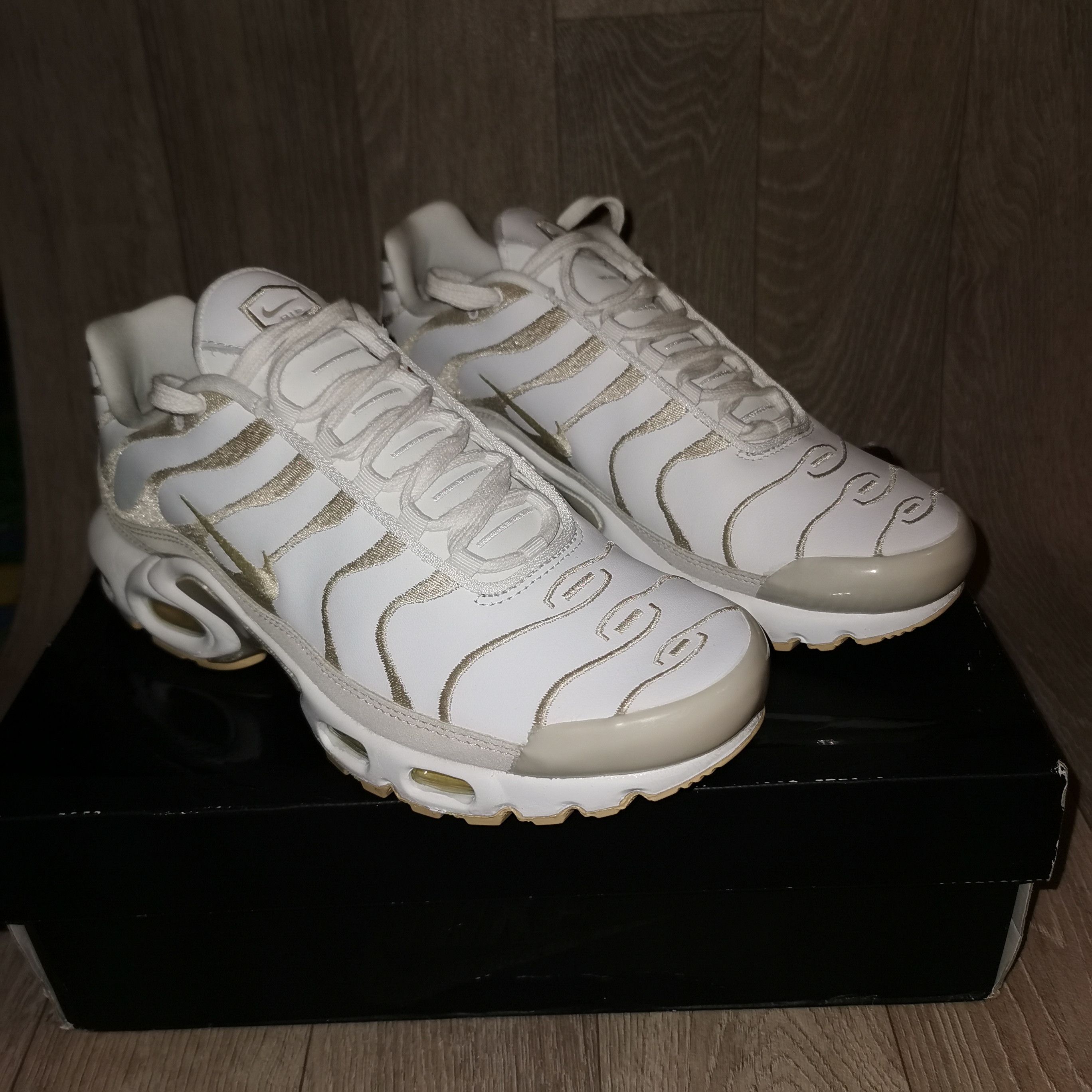 Nike W nike tn AIR MAX PLUS PRM, SUMMIT WHITE /PALE VANILLA Size US 7.5 / IT 37.5 - 7 Thumbnail