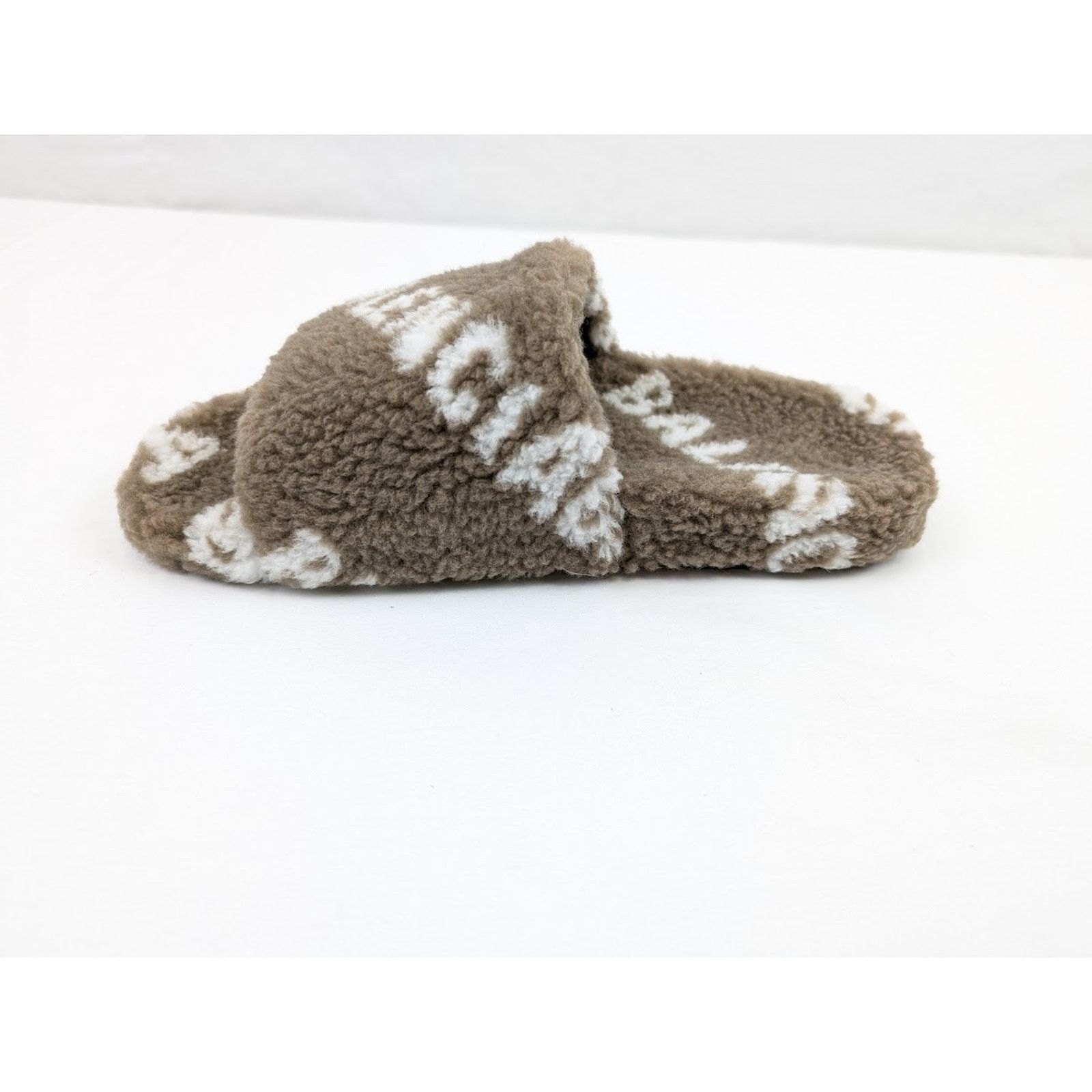 Balenciaga o1rshd1 All Over Logo Furry Slides in Dark Mink Grey/White Size US 10 / IT 40 - 11 Thumbnail