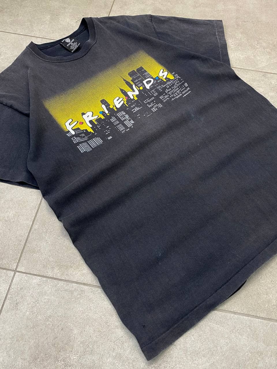 Warner Bros Vintage Warner Bros. 1995 Friends TV Show Promo T-Shirt Size US XL / EU 56 / 4 - 6 Thumbnail