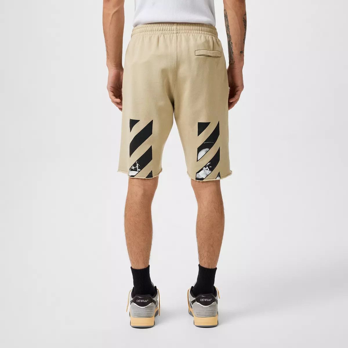 Off-White o1y0325 Logo Short in Beige Size US 28 / EU 44 - 5 Thumbnail