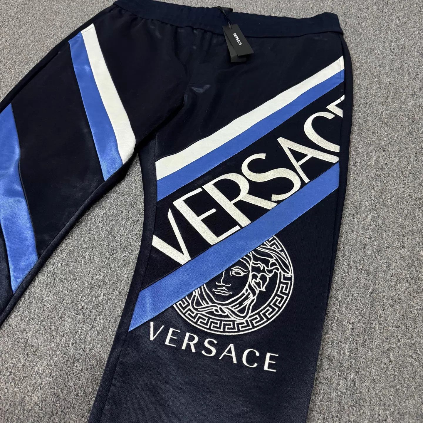 Versace Versace Medusa Embroidery Sweatpants Unworn 4XL Size 36" / US 14 / IT 50 - 3 Thumbnail