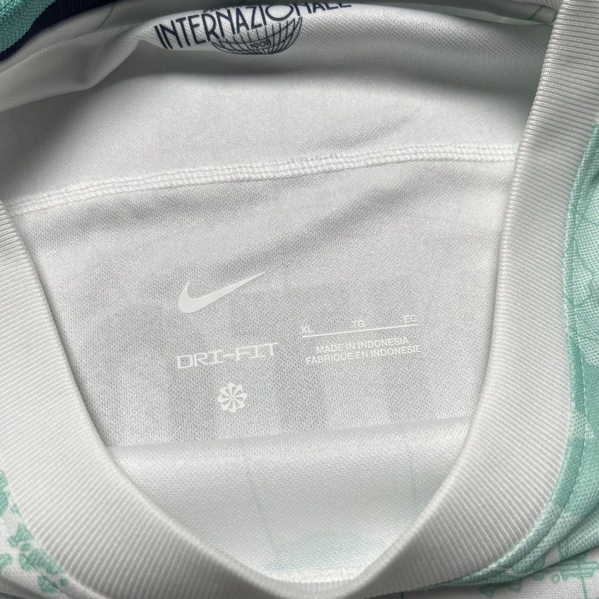 Vintage NWT INTER NIKE 2022/2023 FOOTBALL AWAY JERSEY #23 BARELLA Size US XL / EU 56 / 4 - 6 Thumbnail