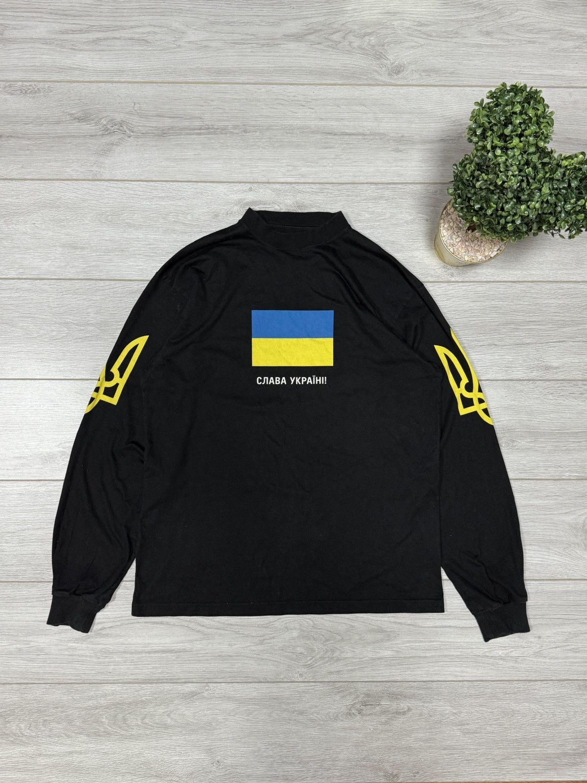Balenciaga Balenciaga Ukraine Support long sleeve Tee united24 flag Size US M / EU 48-50 / 2 - 1 Thumbnail